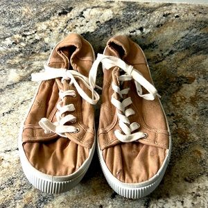 H&M thick sole sneakers for women. Size 8